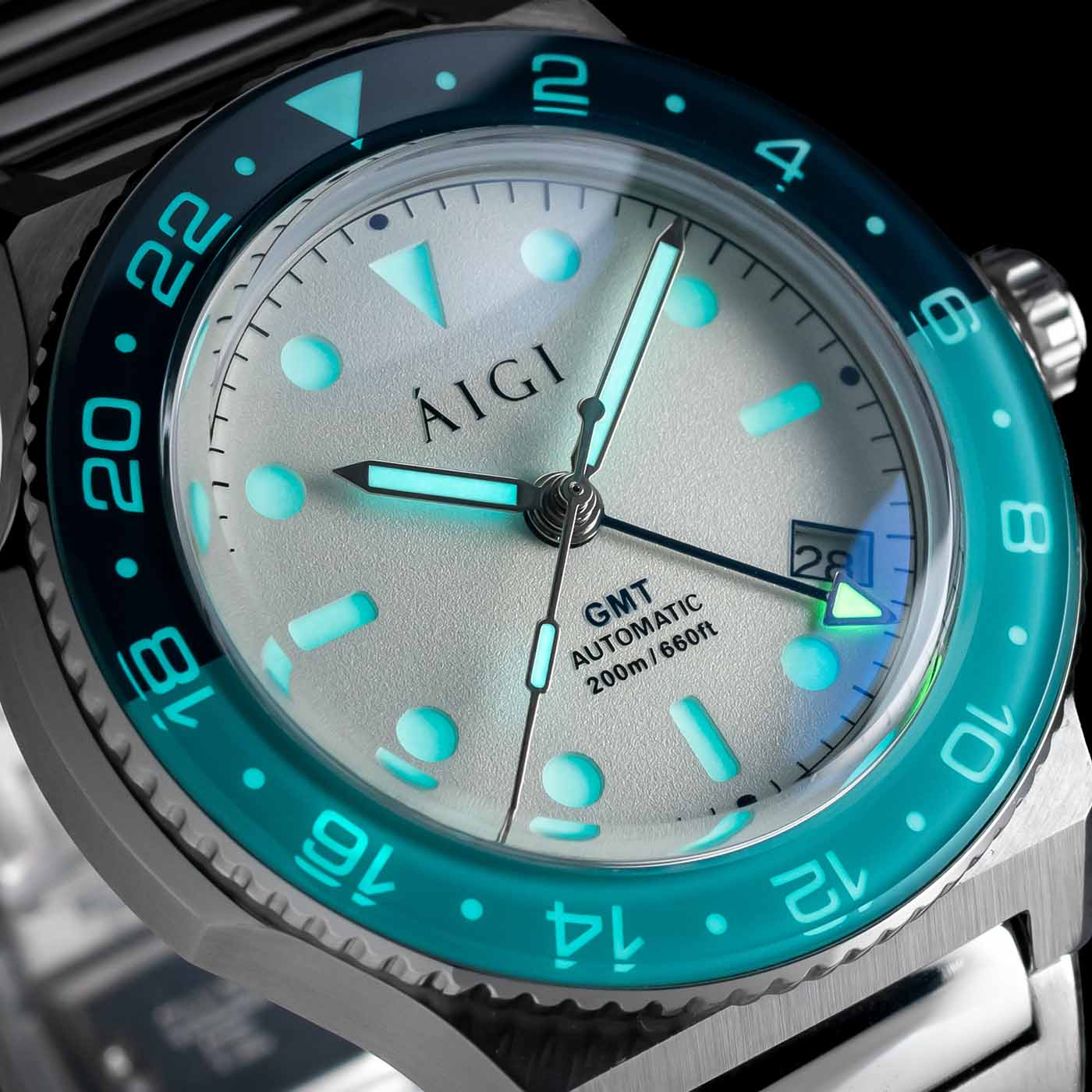 ÁIGI Arctic GMT herreklokke med tofarget safir-ramme og sandwich-skive