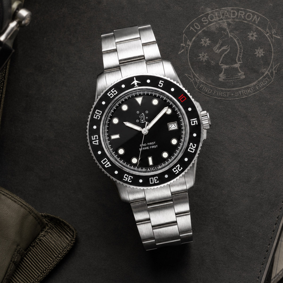 Custom klokke for RAAF 10 Squadron — matt sort skive med skvadronens logo, rød 10 og sort keramisk bezel