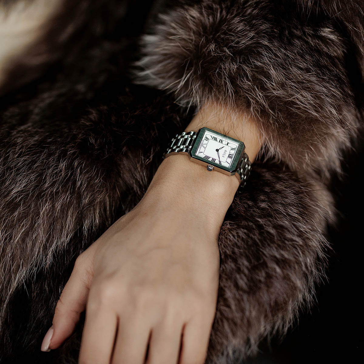 Hvordan velger du riktig dameklokke? I denne guiden går vi gjennom størrelse, design og materialvalg – fra 32 mm og 36 mm klokker til elegante rektangulære modeller. Lær hvordan du finner en dameklokke som passer både stil, håndledd og anledning.